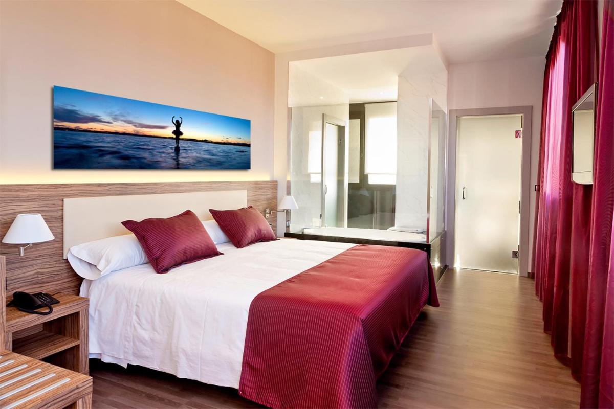 Cama o camas de una habitación en Dña Monse Hotel Spa & Golf