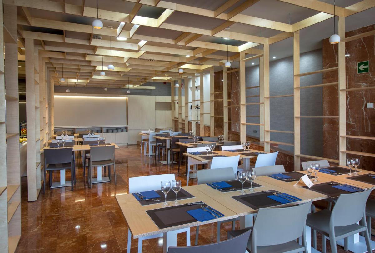 Un restaurante o sitio para comer en Hotel Olympia Valencia