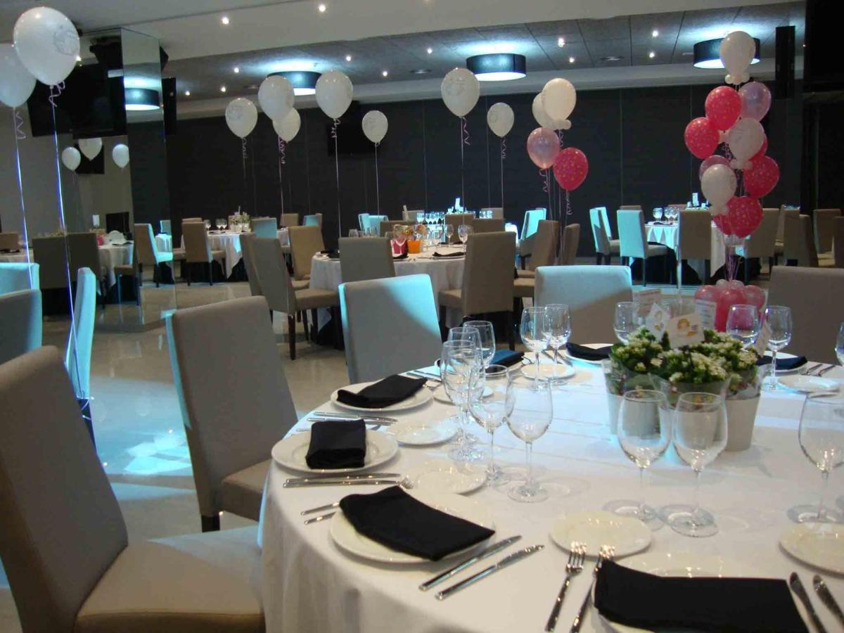 Un restaurante o sitio para comer en Dña Monse Hotel Spa & Golf