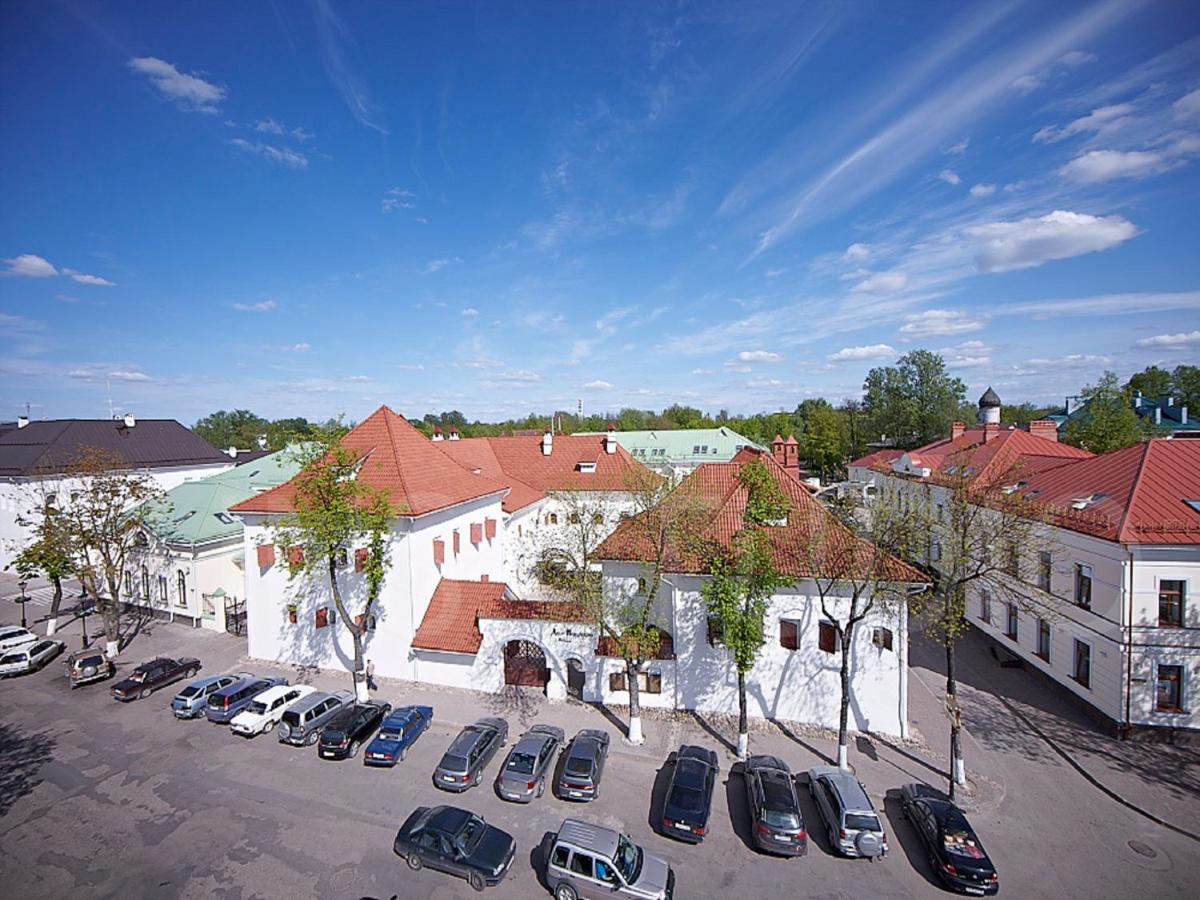 Dvor Podznoeva Glavniy Korpus - Housity