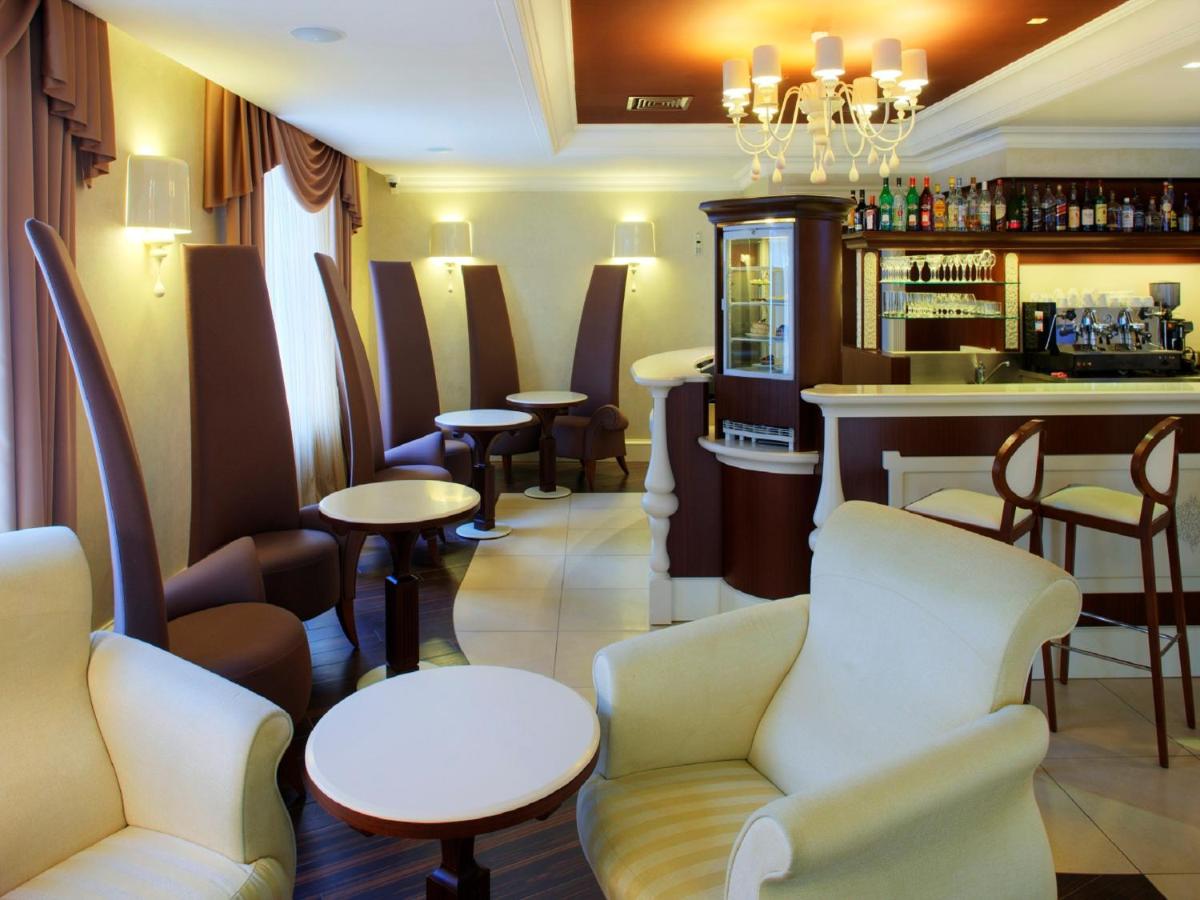 Dvor Podznoeva Glavniy Korpus - Housity