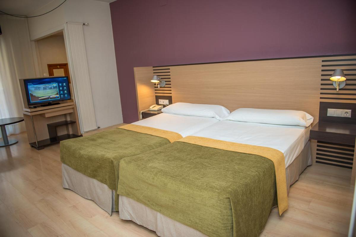 Cama o camas de una habitación en Oroel Hotel & SPA
