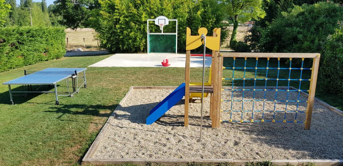 - une aire de jeux avec toboggan et panier de basket dans l'établissement Logis Hotel Archambeau, à Thonac