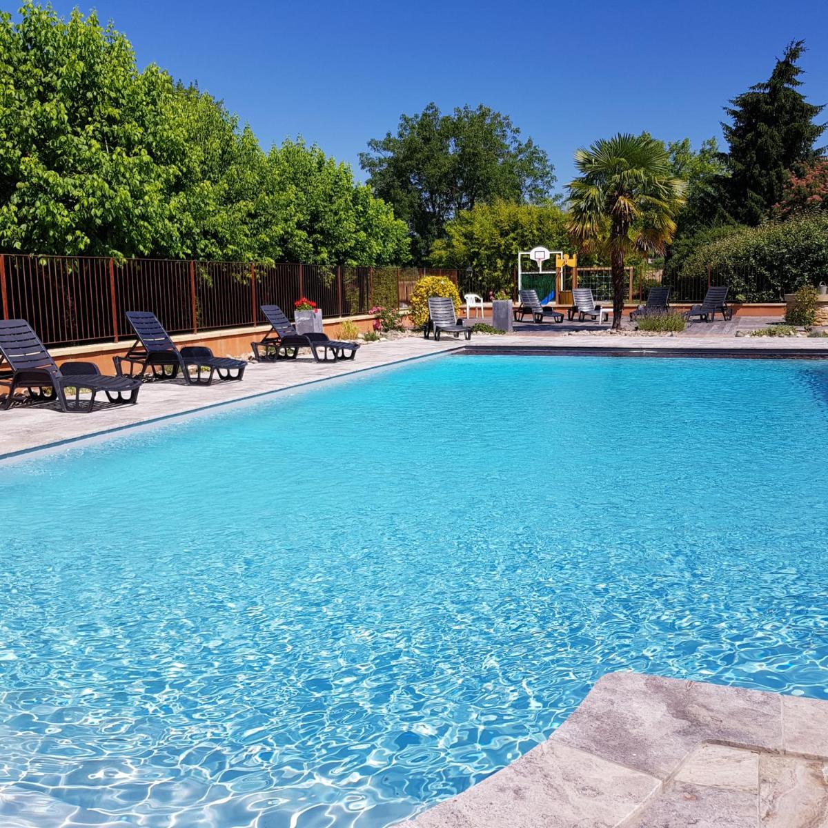 Piscine de l'établissement Logis Hotel Archambeau ou située à proximité