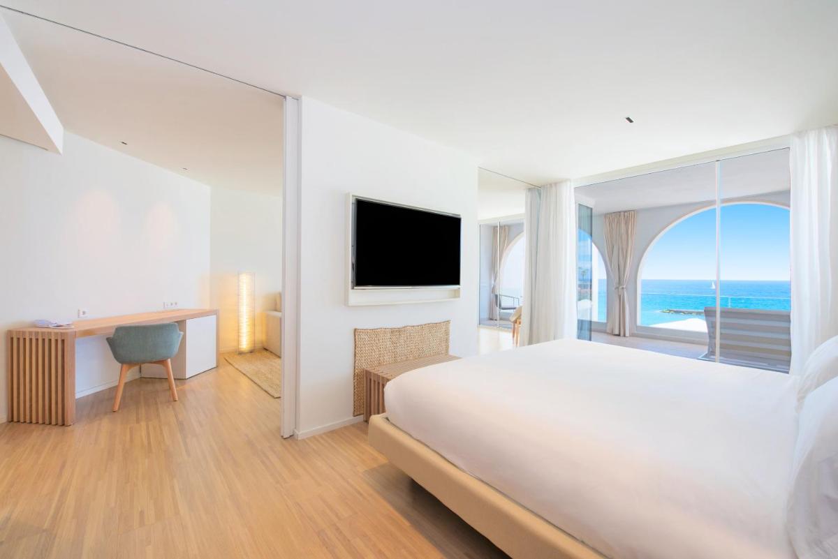 Una televisión o centro de entretenimiento en JOIA Salomé by Iberostar -Adults Only