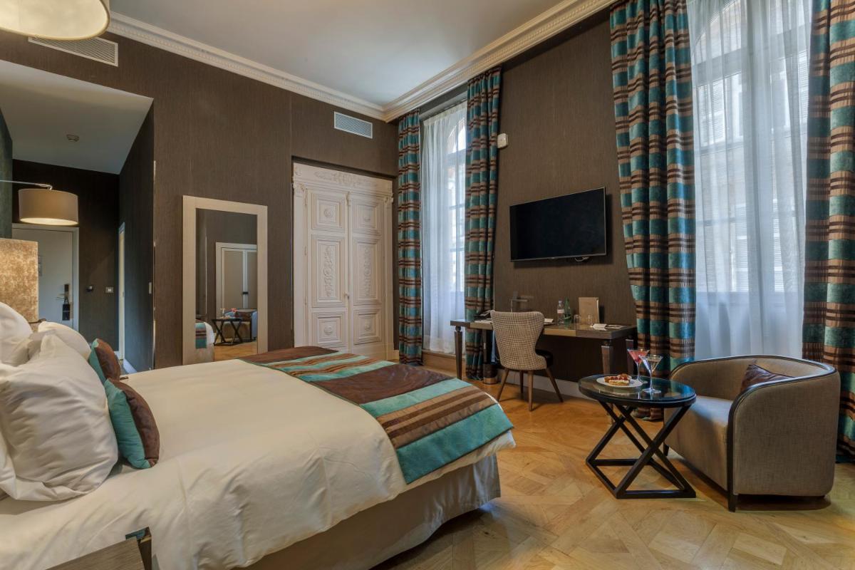 Télévision ou salle de divertissement dans l'établissement La Cour des Consuls Hotel & Spa Toulouse - MGallery Collection