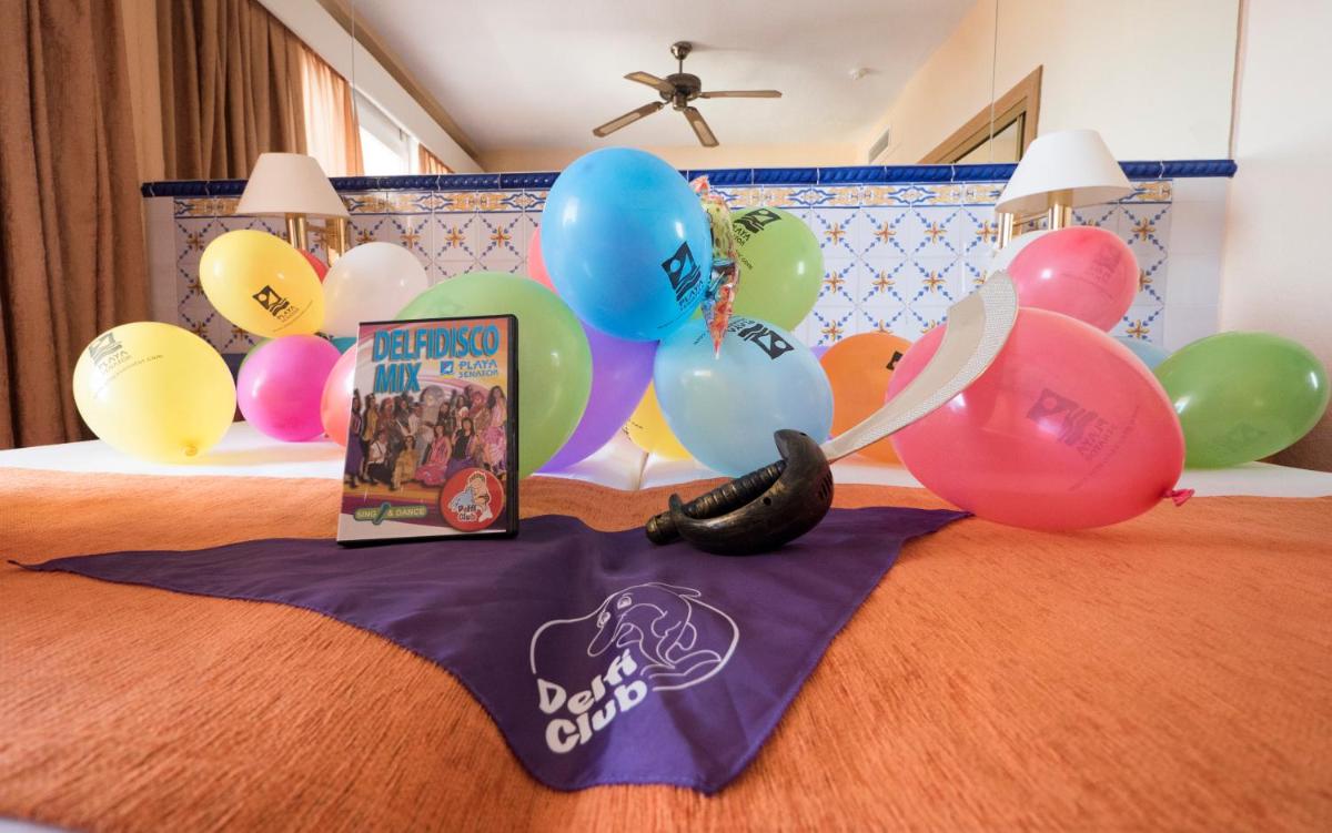 un montón de globos en una cama con un libro en Playasol, en Roquetas de Mar 55 fotos más