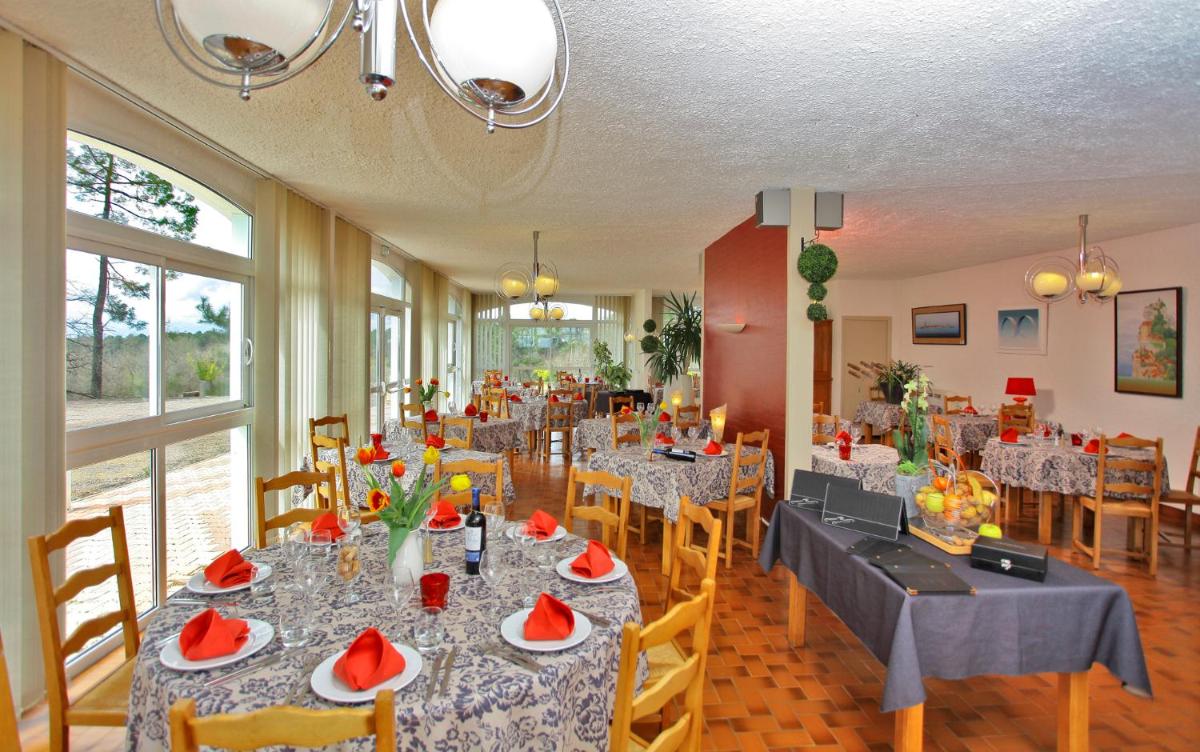 une salle à manger avec des tables sur lesquelles on a posé des pastèques dans l'établissement Logis Hotel Le Tropicana, à Douville
