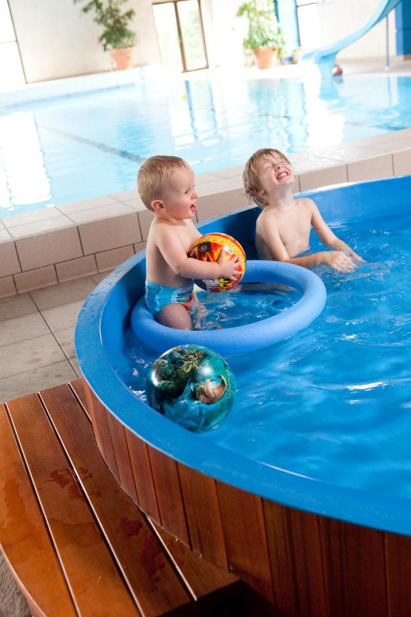 Piscine de l'établissement Best Western Le Relais de Laguiole Hôtel & Spa ou située à proximité