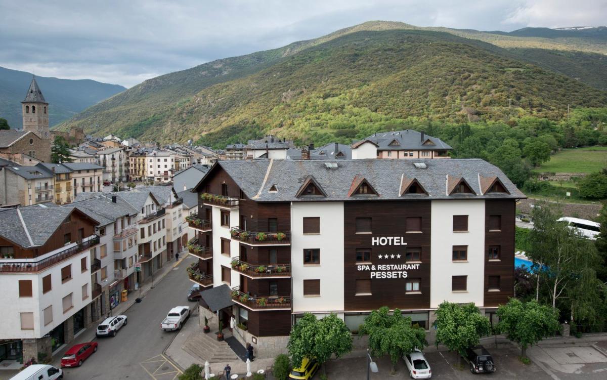 Una vista de un pueblo con una montaña al fondo. en Hotel Restaurant Pessets & SPA, en Sort