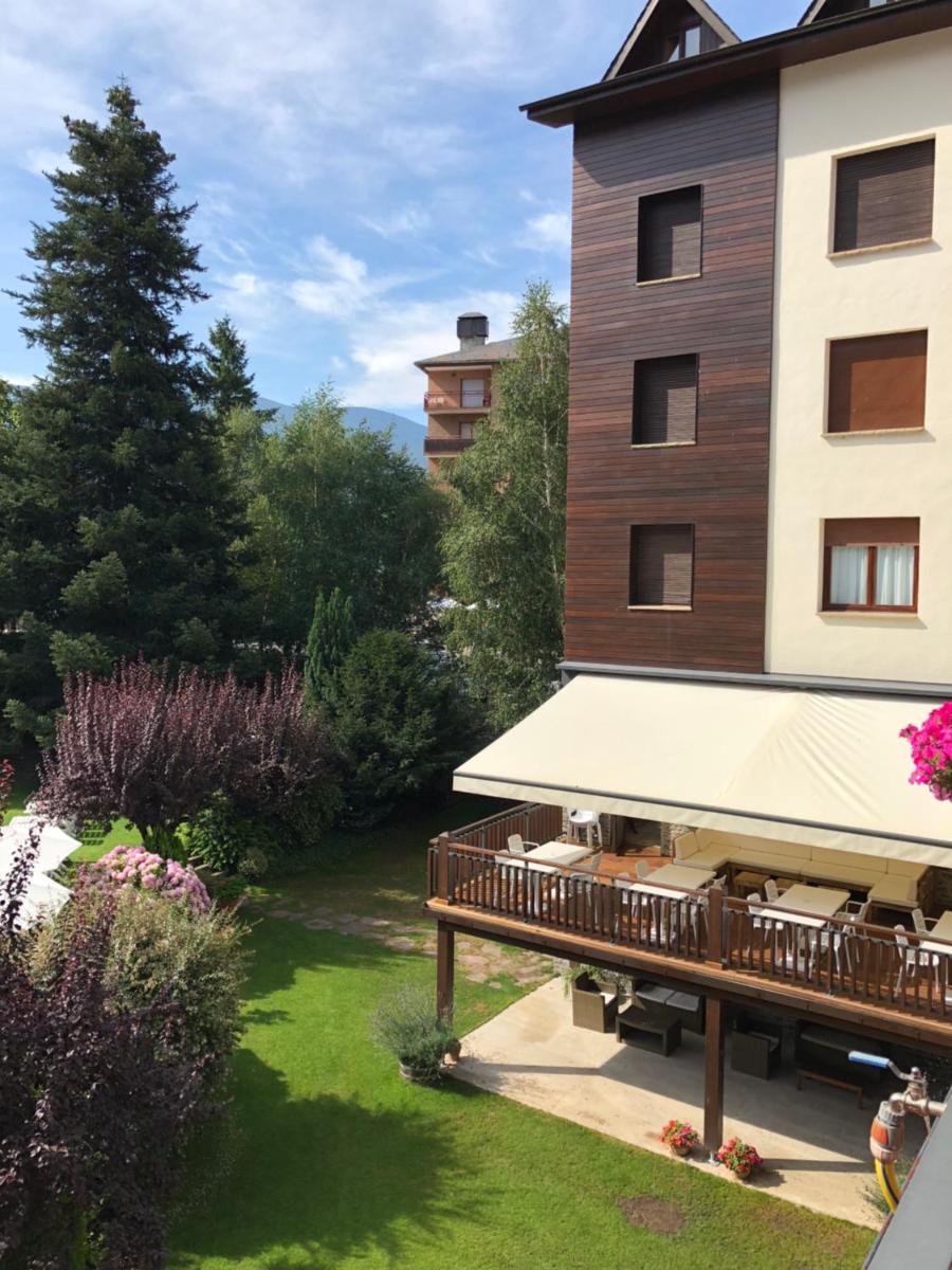 Jardín al aire libre en Hotel Restaurant Pessets & SPA