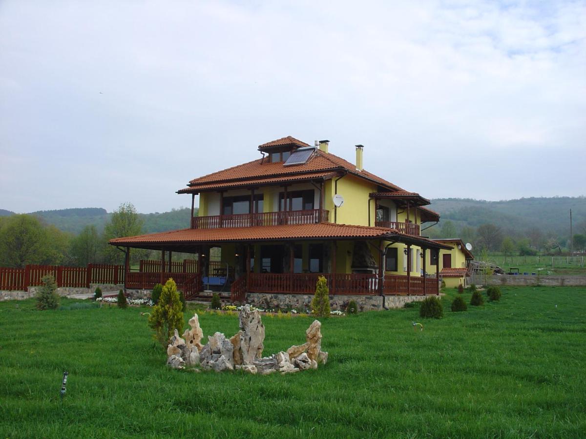 Vila on a Lake Lyastoviche Gnezdo near Troyan - Housity