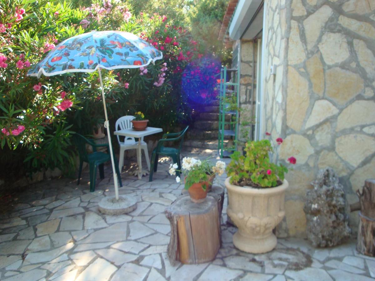 Leucate,dans la verdure,studio caverne en pierre dans propriété sécurisée - Housity