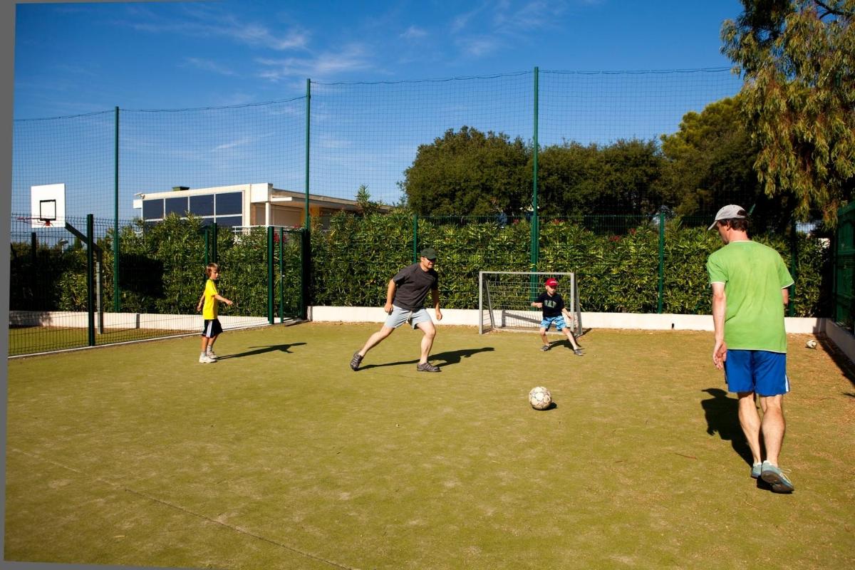 un groupe de personnes jouant au football sur un terrain dans l'établissement Résidence les Tourelles, à Sainte-Maxime 67 autres photos