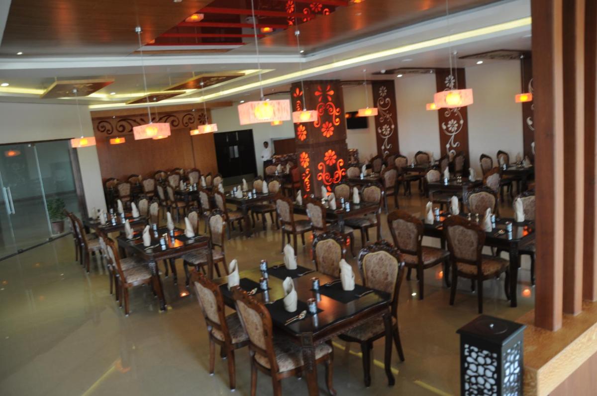 a restaurant with tables and chairs in a room at Fortune Select Grand Ridge, Tirupati - Member ITC Hotels' Group in Tirupati