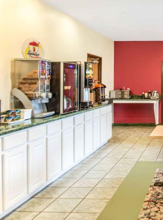 Super 8 by Wyndham Pevely - Housity