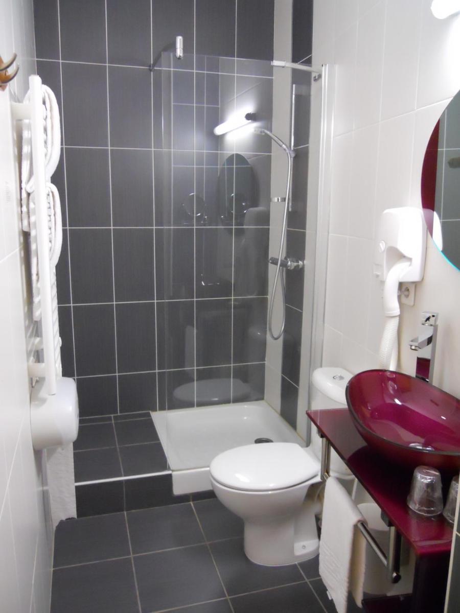 Salle de bains dans l'établissement Logis hôtel Aux Berges de l'Aveyron