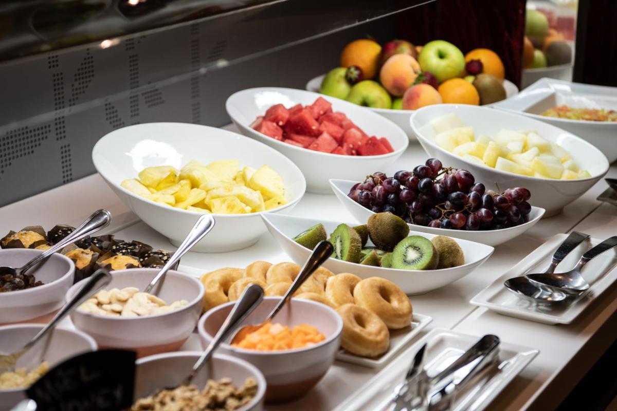 Comida en o cerca de este hotel