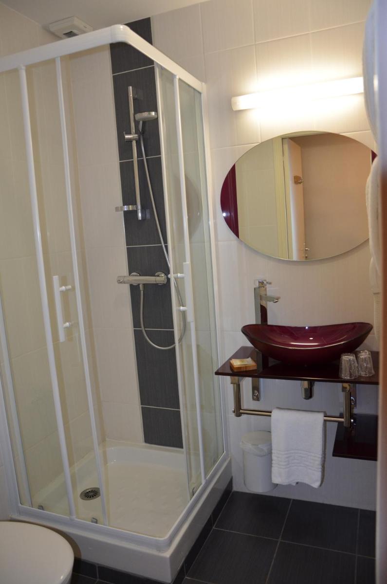 Salle de bains dans l'établissement Logis hôtel Aux Berges de l'Aveyron