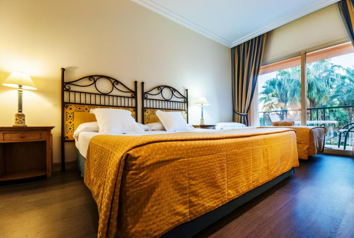 Cama o camas de una habitación en Hotel Alicante Golf