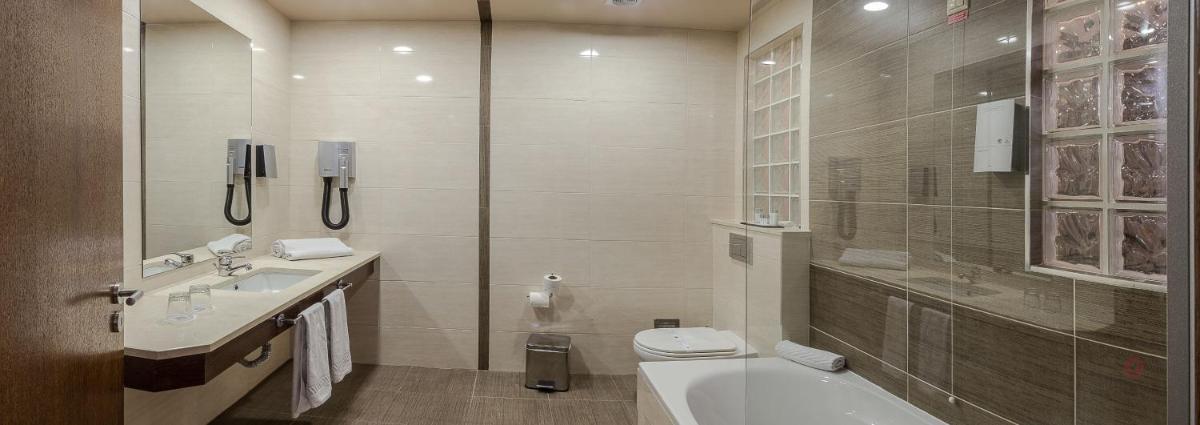 Uma casa de banho em Your Hotel & Spa Alcobaça