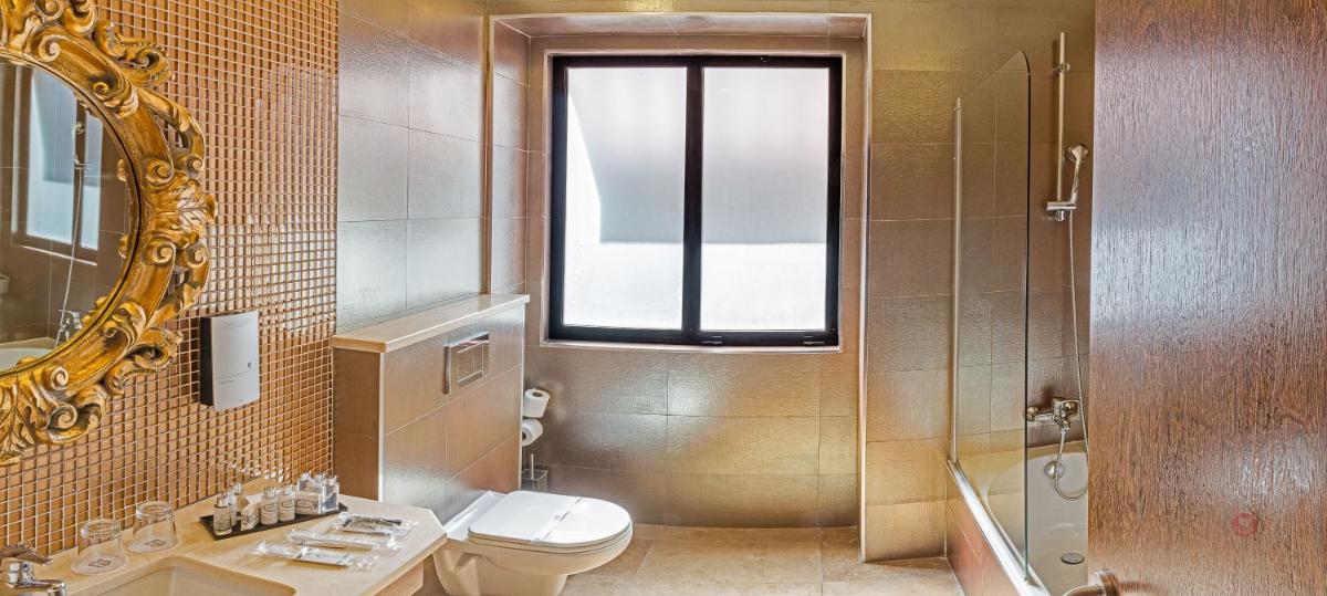 Uma casa de banho em Your Hotel & Spa Alcobaça