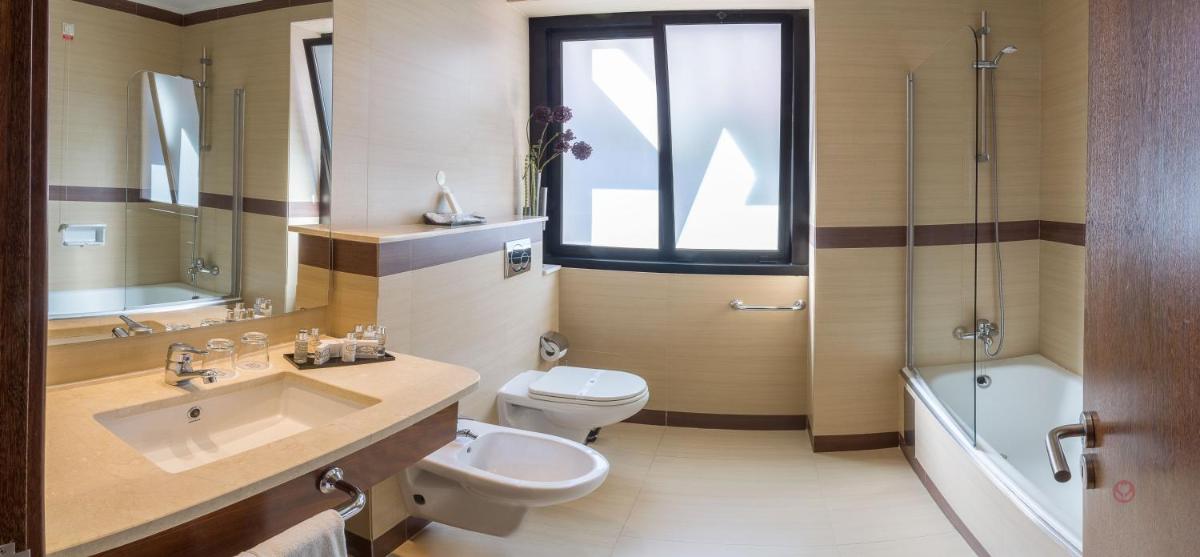 Uma casa de banho em Your Hotel & Spa Alcobaça