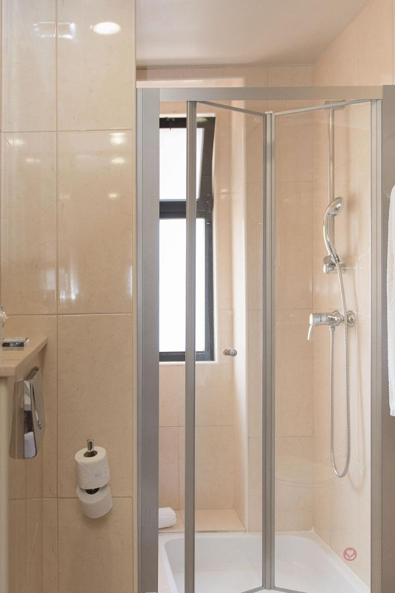 Uma casa de banho em Your Hotel & Spa Alcobaça