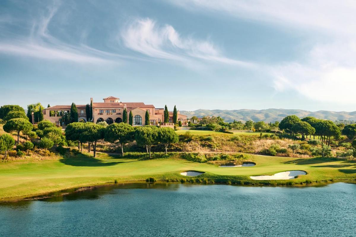 uma vista para um campo de golfe com um lago em Monte Rei Golf & Country Club em Vila Nova de Cacela