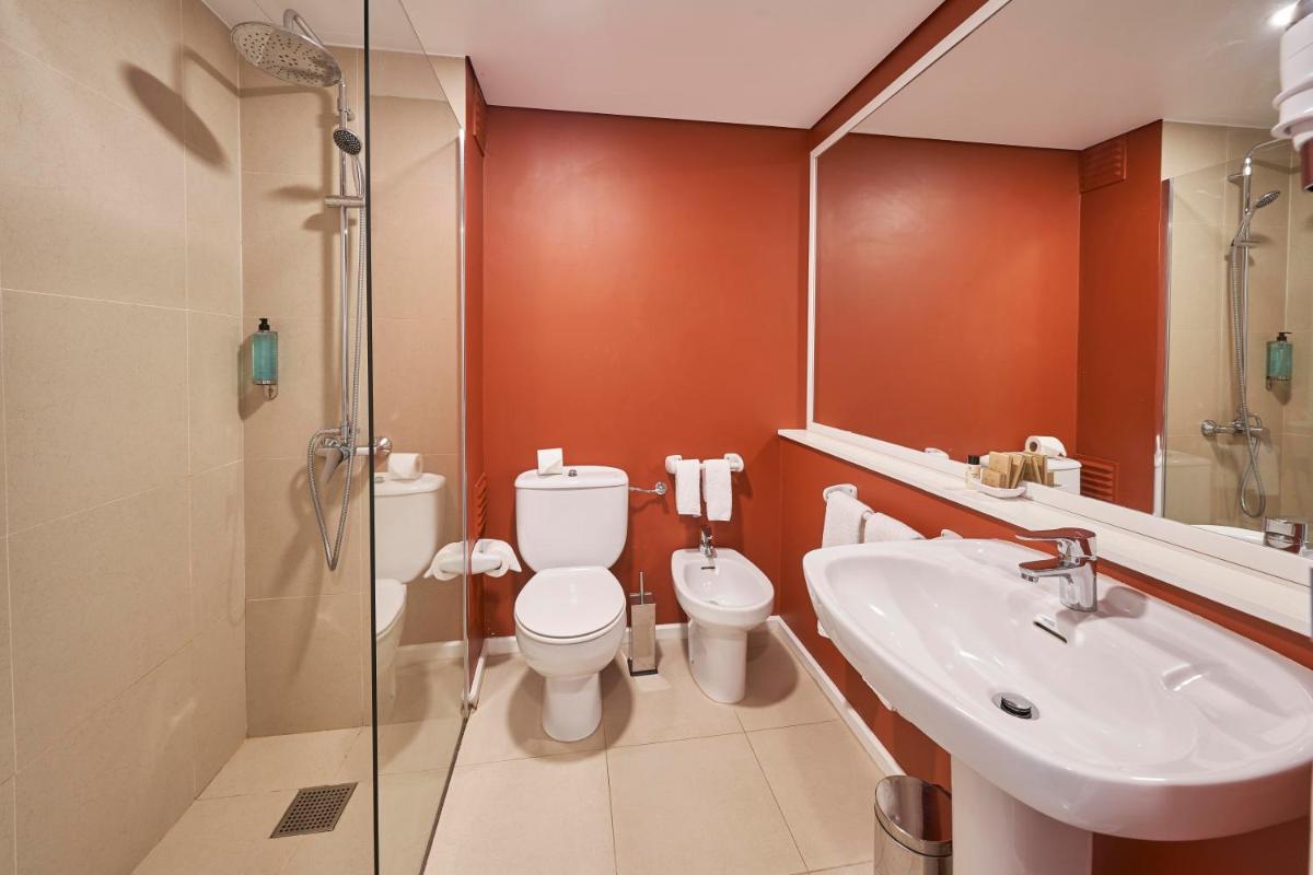 Uma casa de banho em Hotel Porto Santo & Spa