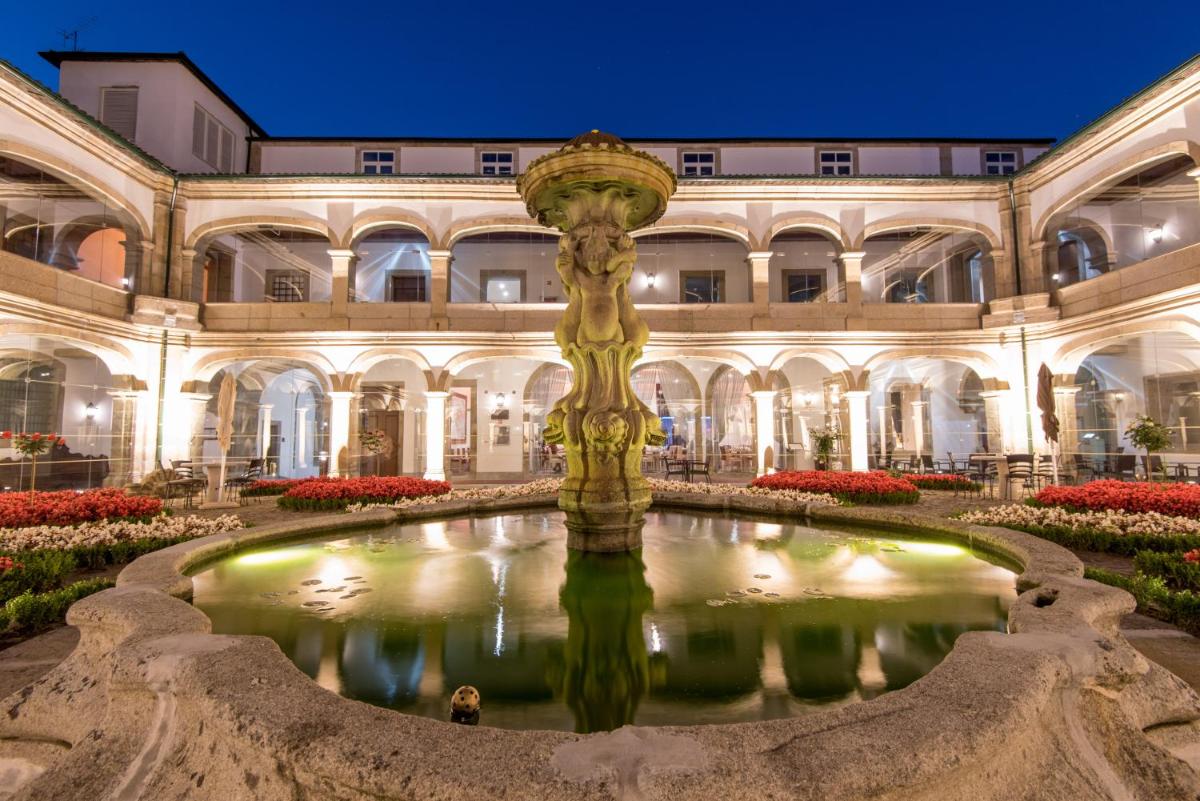 uma fonte no átrio de um edifício em Vila Gale Collection Braga em Braga