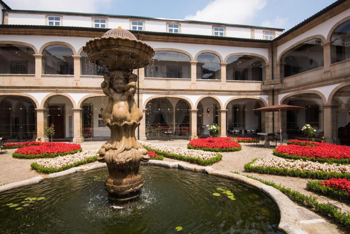 Um jardim no exterior de Vila Gale Collection Braga