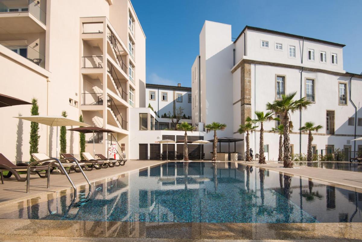 uma imagem de uma piscina num edifício em Vila Gale Collection Braga em Braga