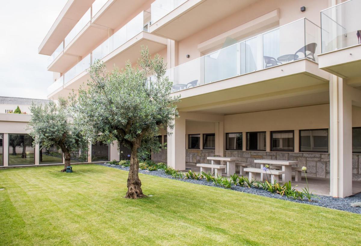 Um jardim no exterior de Vila Gale Collection Braga