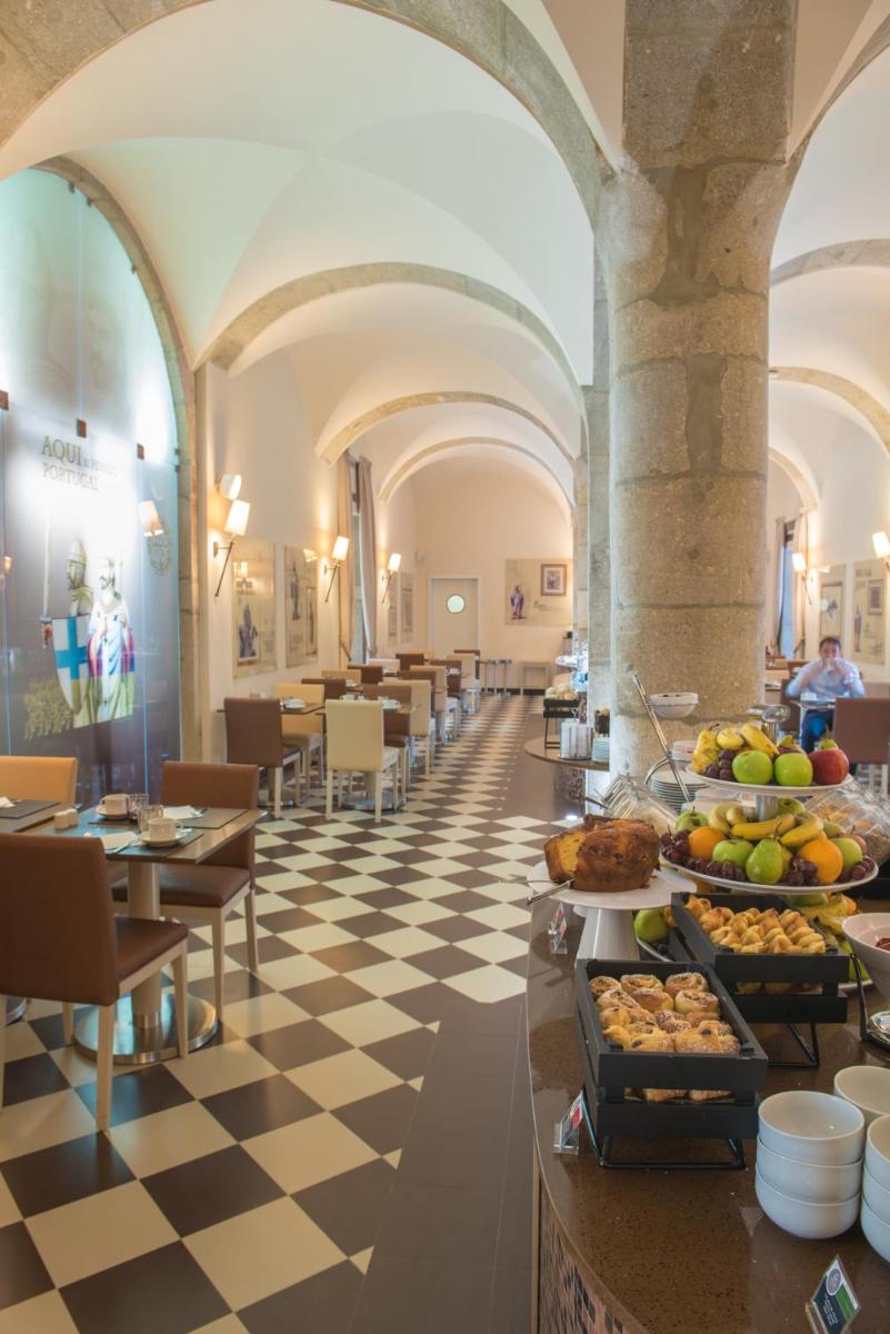 uma fila de bufê com comida em exposição em um restaurante em Vila Gale Collection Braga em Braga