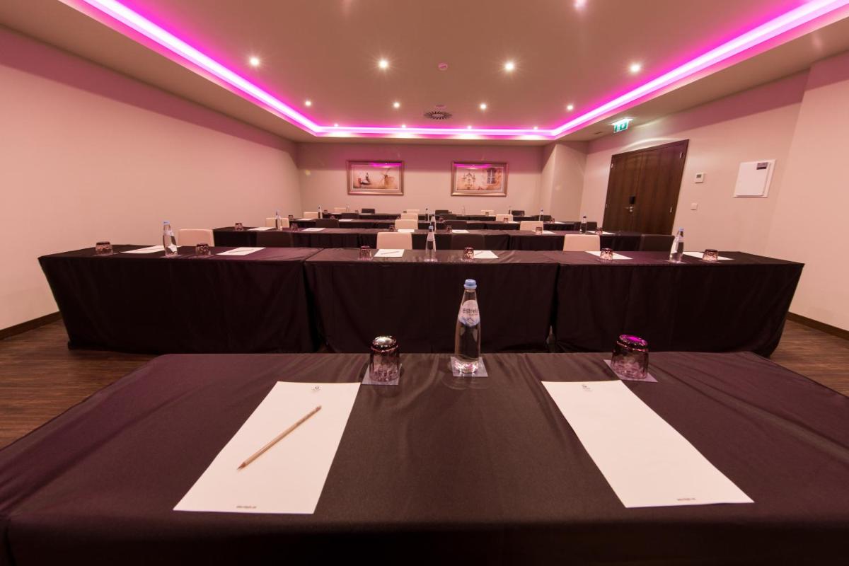 A área empresarial e/ ou a sala de conferências de Vila Gale Collection Braga