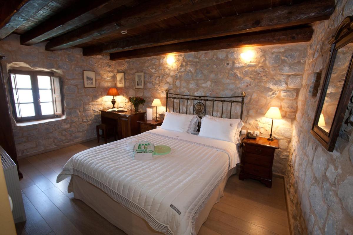 Mavromichalai - Housity