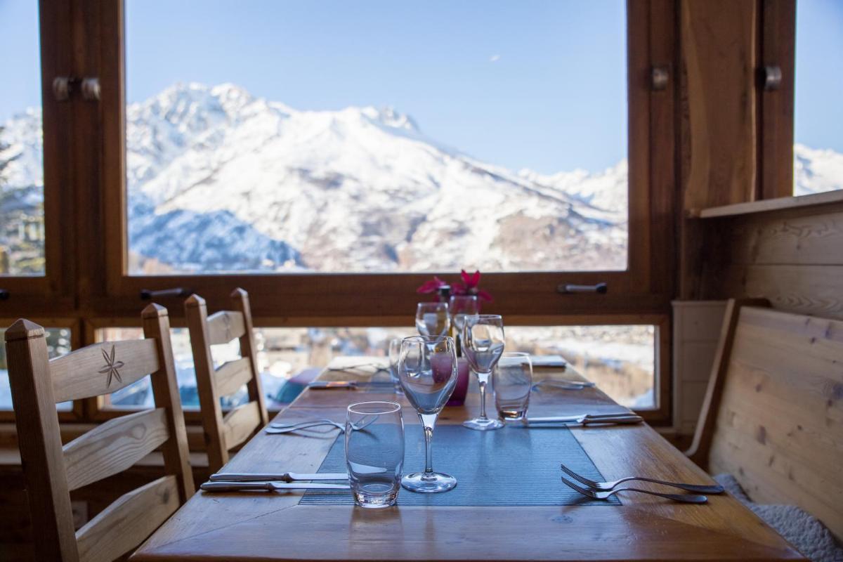 Vue générale sur la montagne ou vue sur la montagne depuis l'hôtel