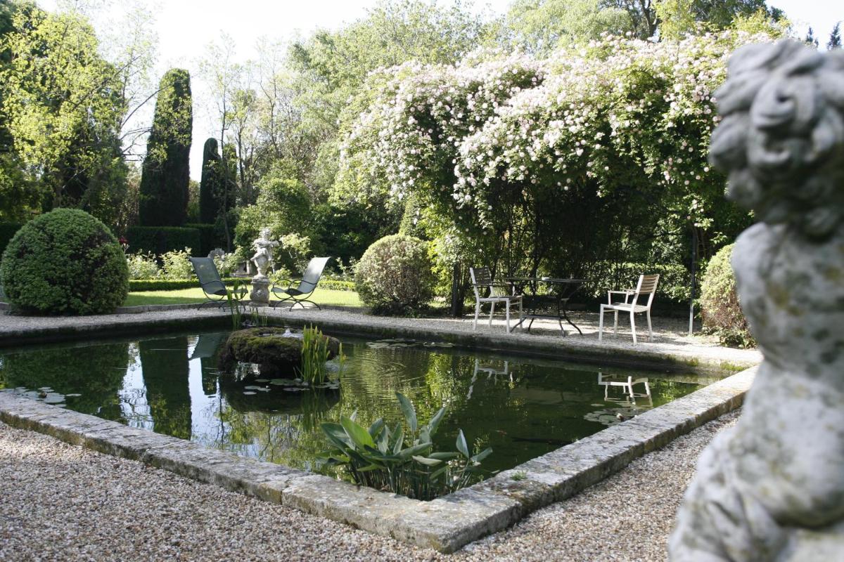 Jardin de l'établissement Baumanière - Les Baux de Provence