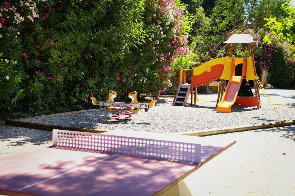 Aire de jeux pour enfants de l'établissement Baumanière - Les Baux de Provence