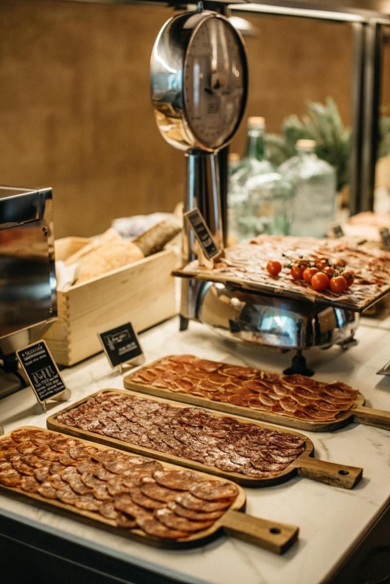 Comida en o cerca de este hotel