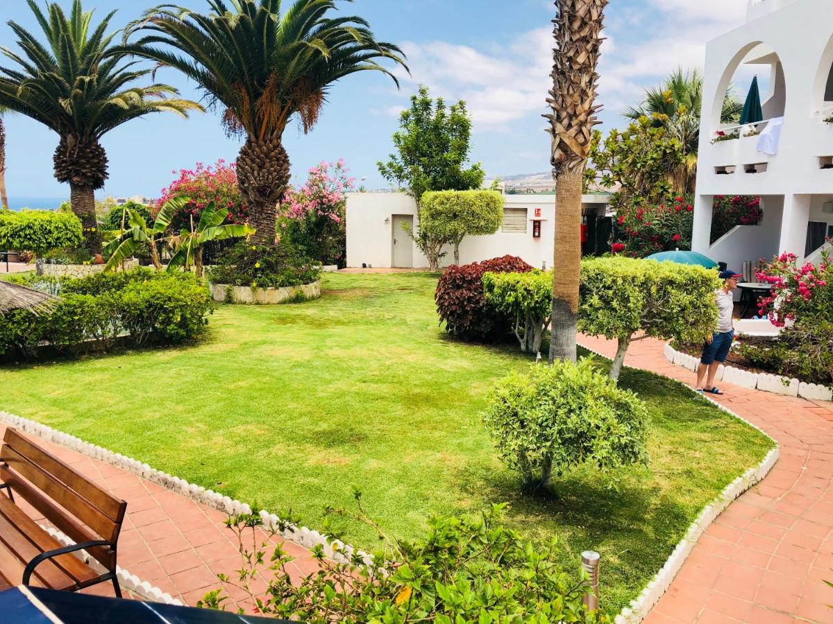 Jardín al aire libre en Regency Torviscas Apartments and Suites