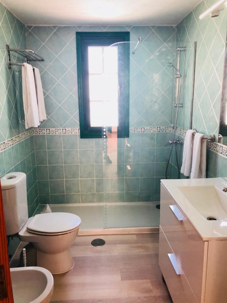 Un baño de Regency Torviscas Apartments and Suites