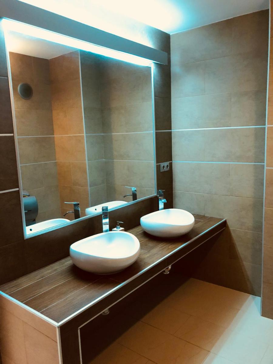 Un baño de Regency Torviscas Apartments and Suites