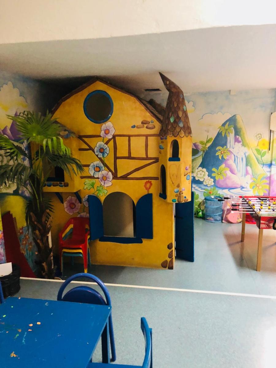 Club infantil en Regency Torviscas Apartments and Suites