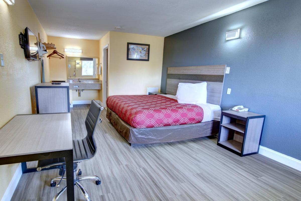 Econo Lodge at Military Circle - Housity