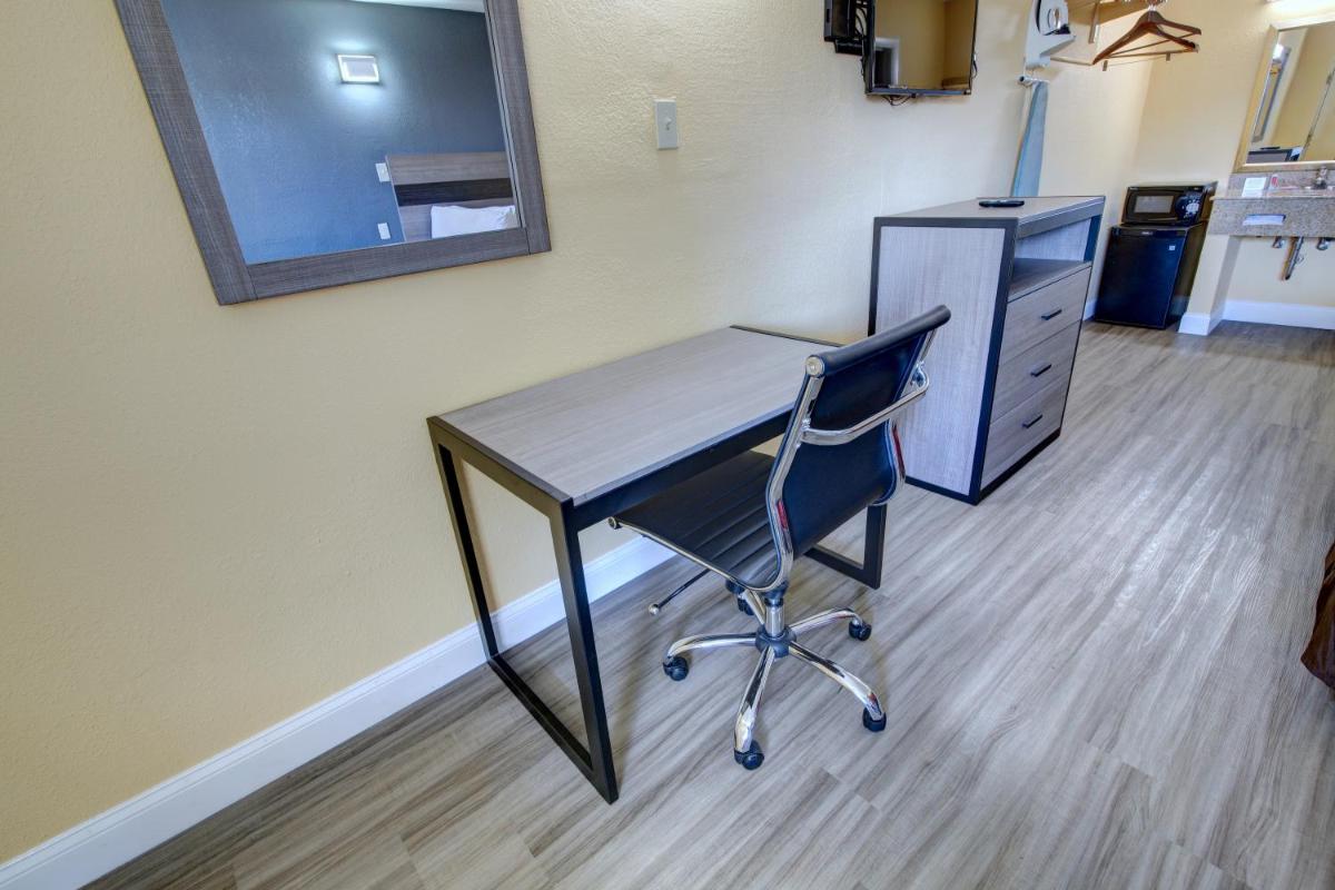 Econo Lodge at Military Circle - Housity
