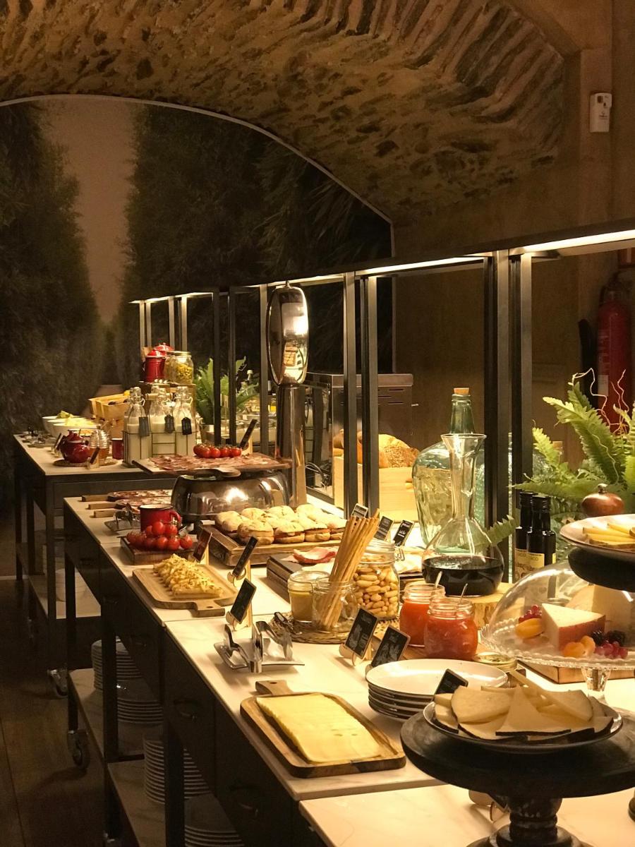 Comida en o cerca de este hotel