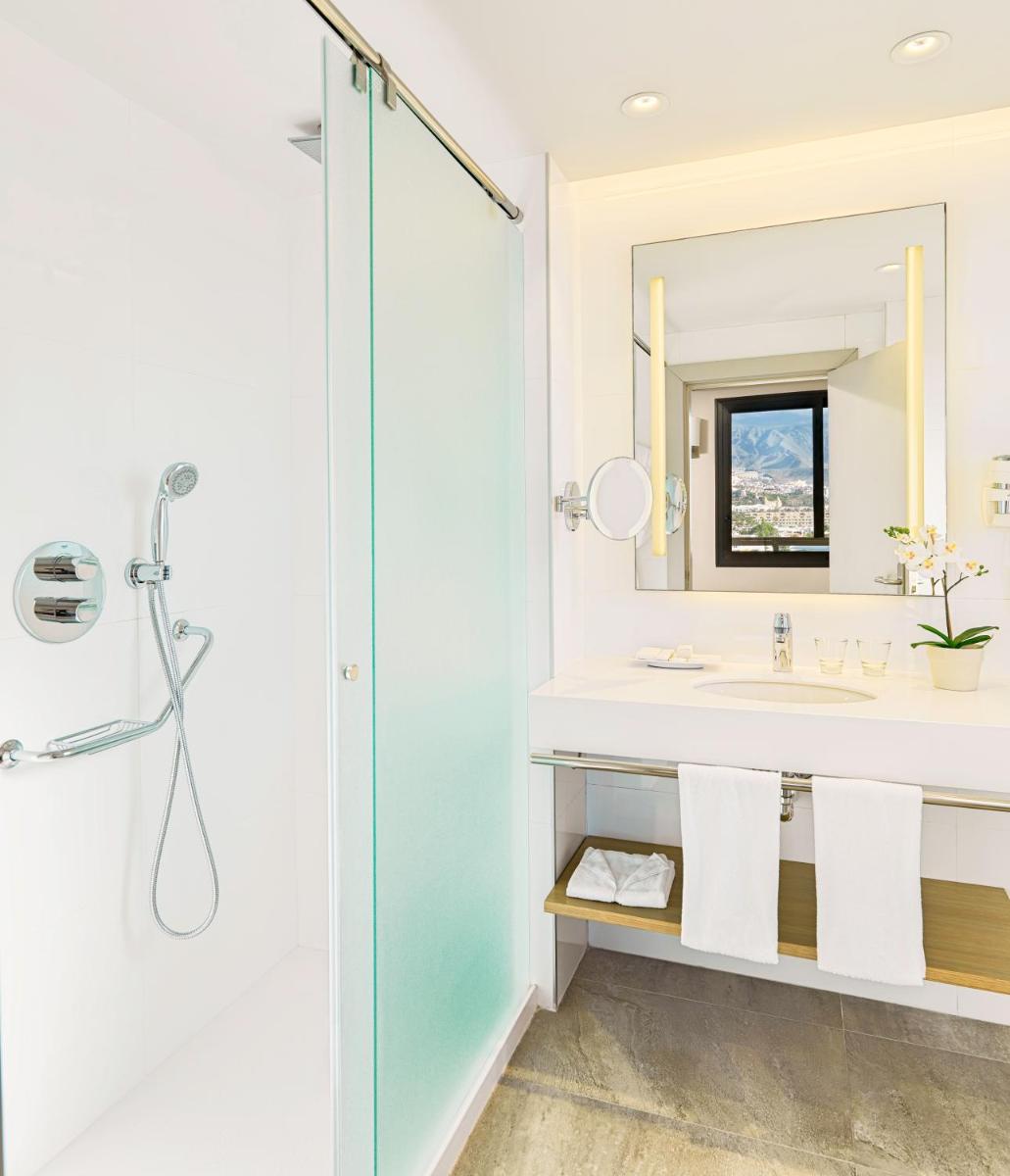 un baño con ducha y lavabo en Spring Hotel Bitácora, en Playa de las Américas