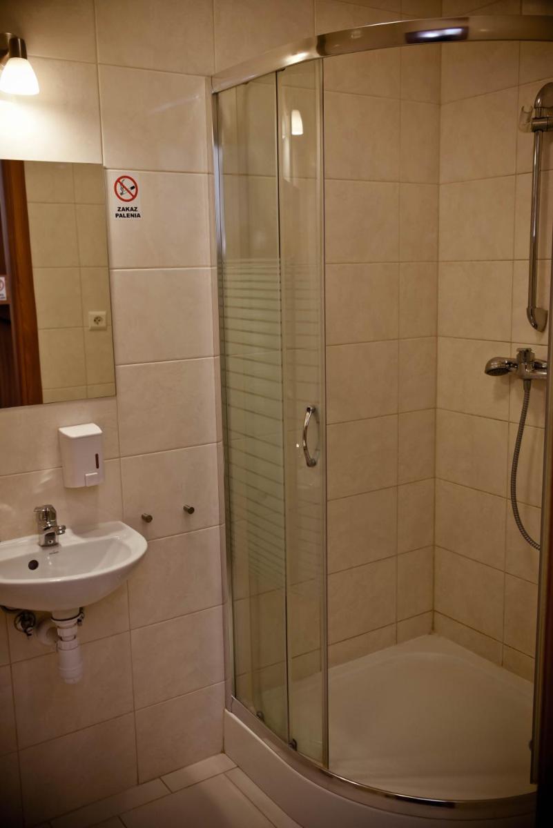 KOLUMNY 217- tanie noclegi pracownicze, parking bezpłatny - Housity